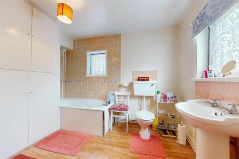 Carnegie Crescent Bathroom