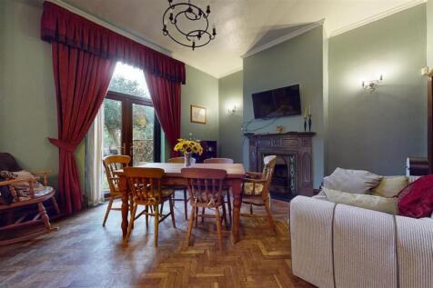 Laurel Road, Dining Area