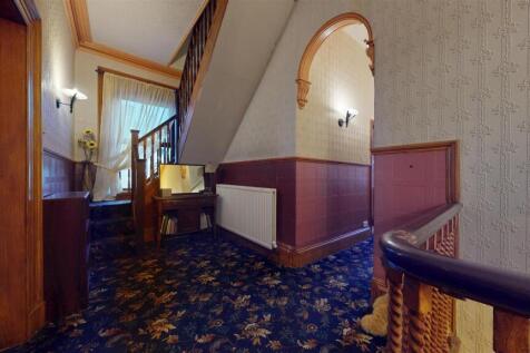 Laurel Road, Landing