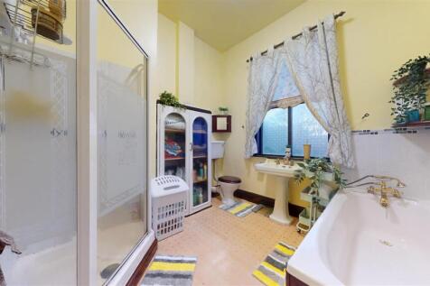 Laurel Road, Family Bathroom