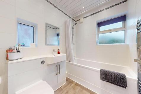 Leslie Road Bathroom