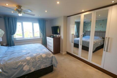 Master Bedroom Dual Aspect
