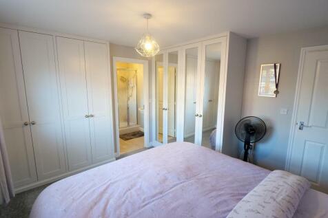 Master Bedroom Dual Aspect