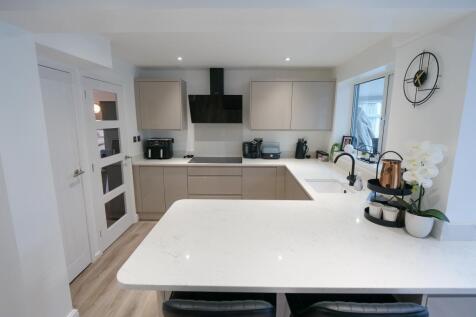 Kitchen Dual Aspect
