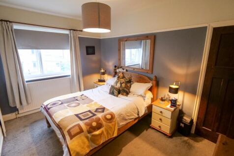 Master Bedroom Dual Aspect
