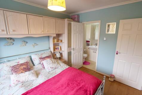 Master Bedroom Dual Aspect
