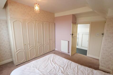 Master Bedroom Dual Aspect