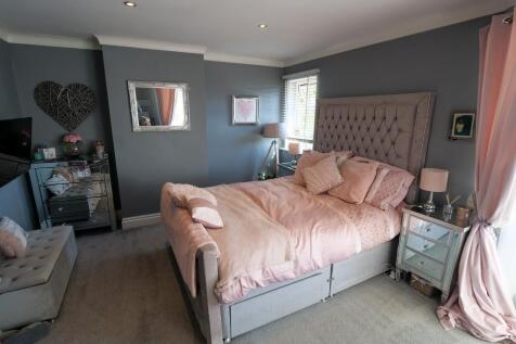 Master Bedroom Dual Aspect