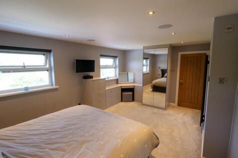 Master Bedroom Dual Aspect