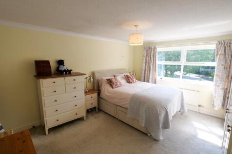Master Bedroom Dual Aspect