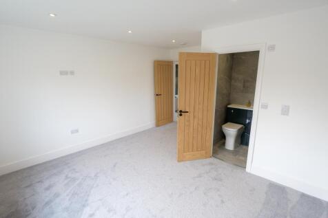 Master Bedroom Dual Aspect