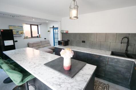 Kitchen Dual Aspect