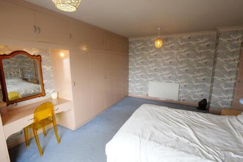 Master Bedroom Dual Aspect