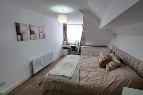 Master Bedroom Dual Aspect