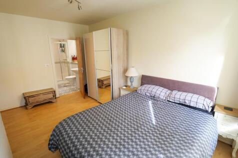 Master Bedroom Dual Aspect