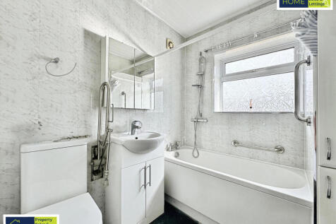 32 Skelton Drive, West Knighton, Leicester, LE2 6J