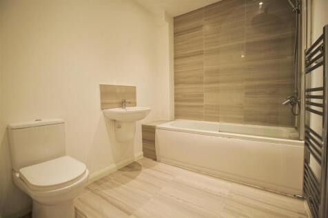 Family Bathroom (2).jpg