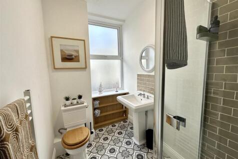 Communal shower Room 1