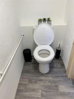 Downstairs toilet_.jpg