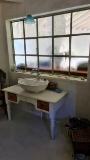 UA051 Bathroom 1 (2)