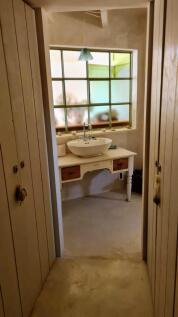 UA051 Bathroom 1