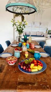 UA051 Dining table