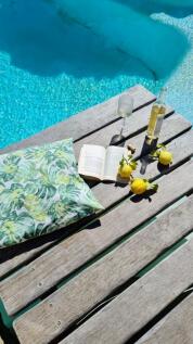 UA051 Poolside relax