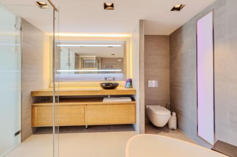 8b Master bathroom B