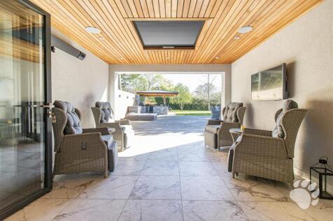 Outdoor Lounge