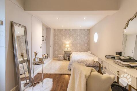 Bedroom 5 / Office