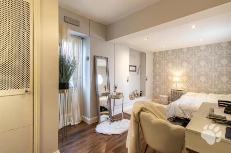 Bedroom 5 / Office