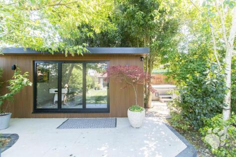 Outbuilding &amp; Jacuzzi Area