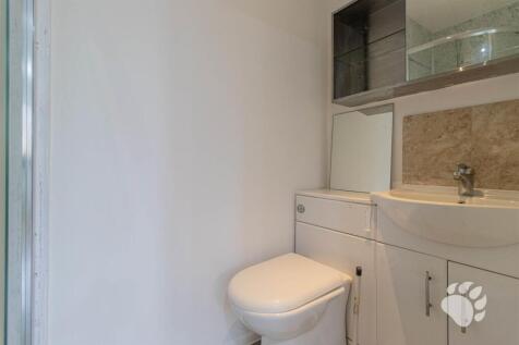 En-Suite to Bedroom 4