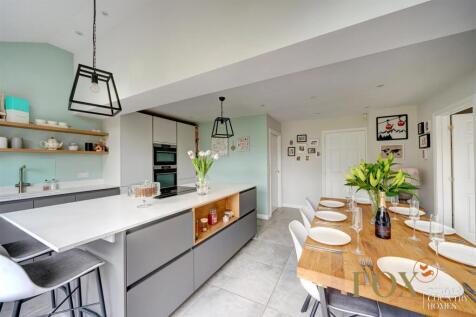 23 Hawthorn Rise (9).jpg