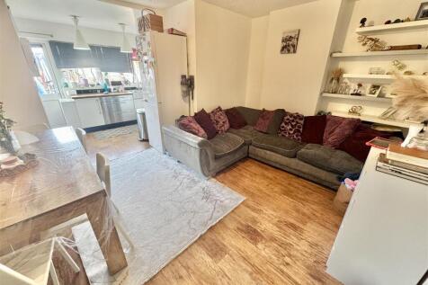 DINING / FAMILY ROOM