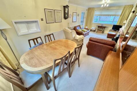 LIVING / DINING ROOM