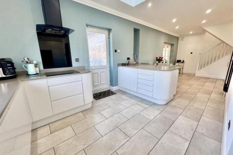 KITCHEN / DINING ROOM