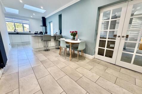 KITCHEN / DINING ROOM