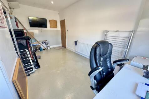 FAMILY ROOM / BEDROOM 5