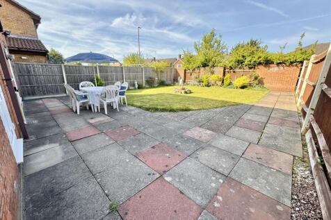 LARGE REAR GARDEN