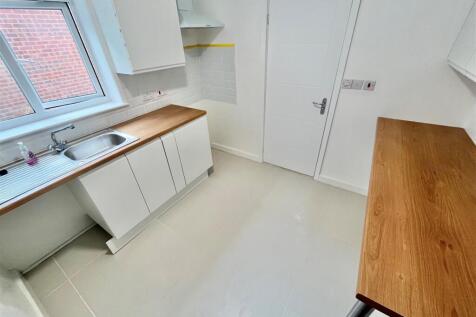 Kitchen / Breakfast Bar
