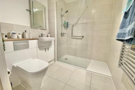 EN SUITE SHOWER ROOM