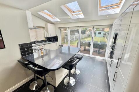 KITCHEN / DINING ROOM