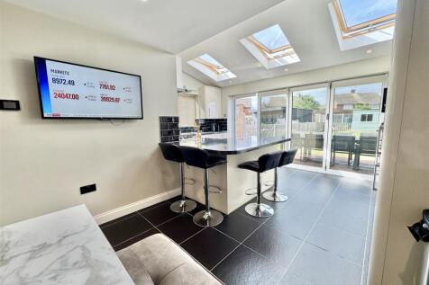 KITCHEN / DINING ROOM