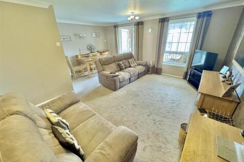 Lounee / Dining room