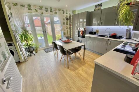 KITCHEN / DINING ROOM