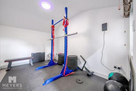 Gym ./ Store to back of Garage
