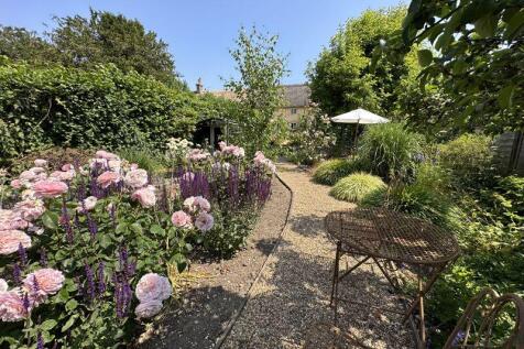 Stunning 60m Garden 