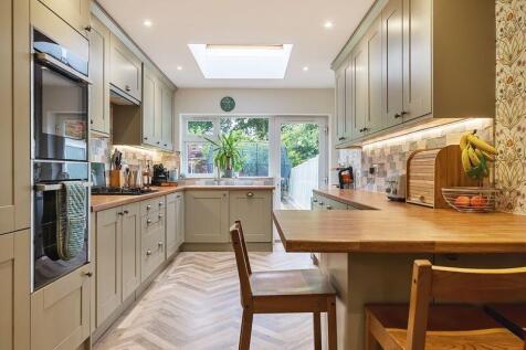 Modern Kitchen / Breakfast Room