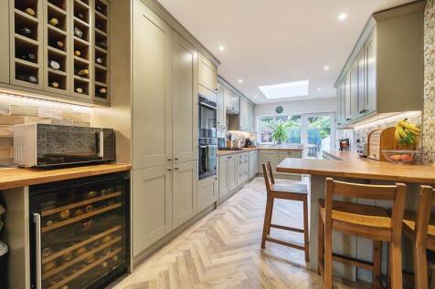 Generous Kitchen Stroage